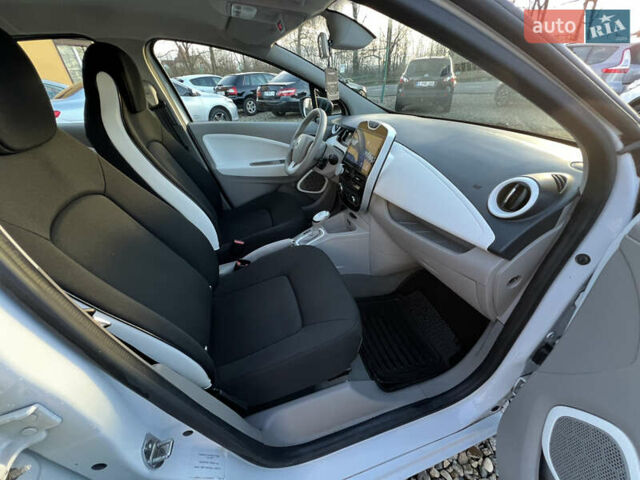 Белый Рено Зое, объемом двигателя 0 л и пробегом 94 тыс. км за 9199 $, фото 17 на Automoto.ua