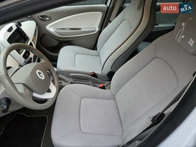 Белый Рено Зое, объемом двигателя 0 л и пробегом 137 тыс. км за 8400 $, фото 15 на Automoto.ua