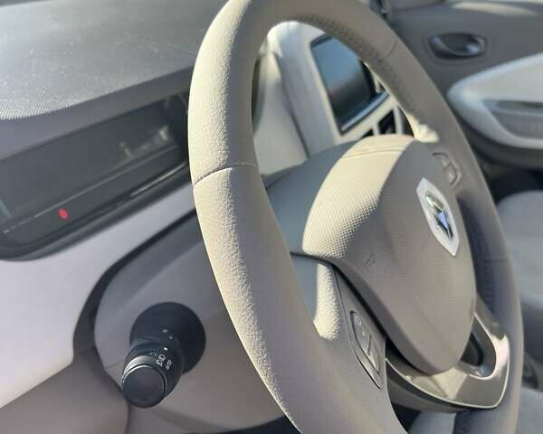 Белый Рено Зое, объемом двигателя 0 л и пробегом 75 тыс. км за 9250 $, фото 30 на Automoto.ua