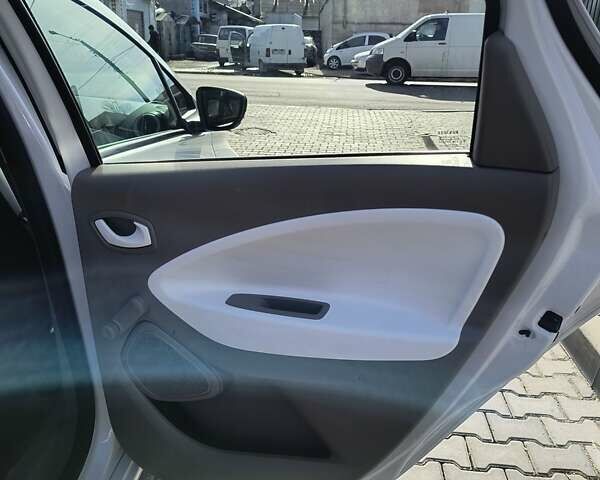 Белый Рено Зое, объемом двигателя 0 л и пробегом 63 тыс. км за 8500 $, фото 10 на Automoto.ua