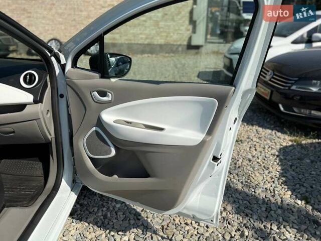 Белый Рено Зое, объемом двигателя 0 л и пробегом 93 тыс. км за 9799 $, фото 22 на Automoto.ua