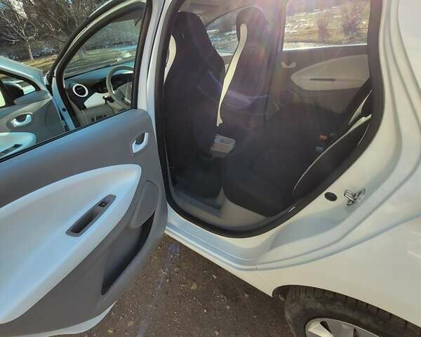 Белый Рено Зое, объемом двигателя 0 л и пробегом 143 тыс. км за 8700 $, фото 13 на Automoto.ua