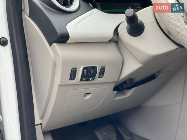 Белый Рено Зое, объемом двигателя 0 л и пробегом 97 тыс. км за 9500 $, фото 33 на Automoto.ua