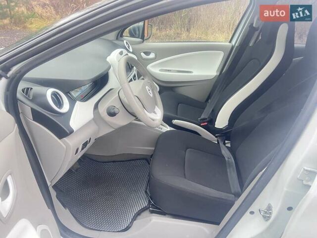 Білий Рено Зое, об'ємом двигуна 0 л та пробігом 113 тис. км за 9600 $, фото 17 на Automoto.ua