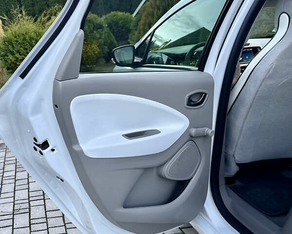 Белый Рено Зое, объемом двигателя 0 л и пробегом 43 тыс. км за 9399 $, фото 43 на Automoto.ua