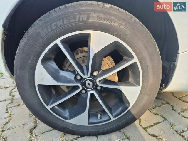 Белый Рено Зое, объемом двигателя 0 л и пробегом 210 тыс. км за 9900 $, фото 14 на Automoto.ua