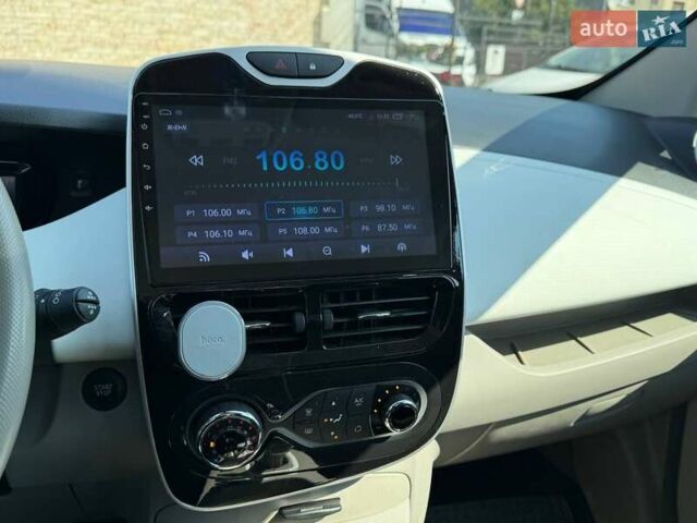 Белый Рено Зое, объемом двигателя 0 л и пробегом 93 тыс. км за 9799 $, фото 13 на Automoto.ua