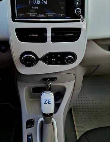 Белый Рено Зое, объемом двигателя 0 л и пробегом 101 тыс. км за 8850 $, фото 9 на Automoto.ua