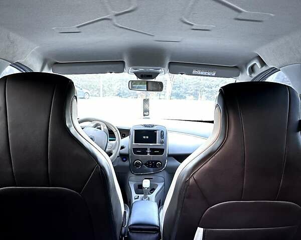 Белый Рено Зое, объемом двигателя 0 л и пробегом 127 тыс. км за 9800 $, фото 22 на Automoto.ua