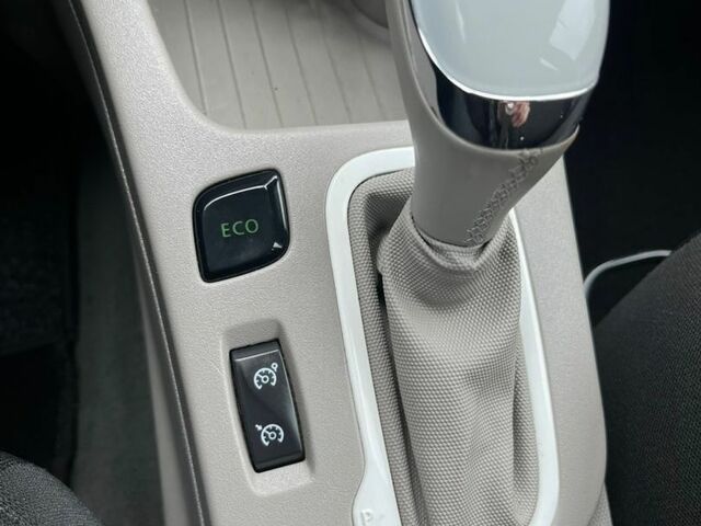 Білий Рено Зое, об'ємом двигуна 0 л та пробігом 157 тис. км за 8650 $, фото 25 на Automoto.ua
