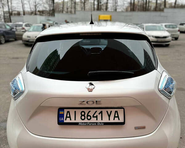 Белый Рено Зое, объемом двигателя 0 л и пробегом 200 тыс. км за 8998 $, фото 5 на Automoto.ua