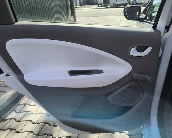 Белый Рено Зое, объемом двигателя 0 л и пробегом 63 тыс. км за 8500 $, фото 12 на Automoto.ua