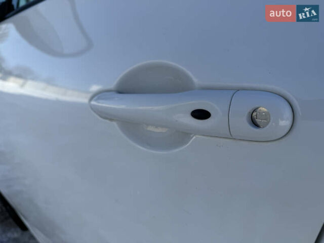 Белый Рено Зое, объемом двигателя 0 л и пробегом 108 тыс. км за 8800 $, фото 16 на Automoto.ua
