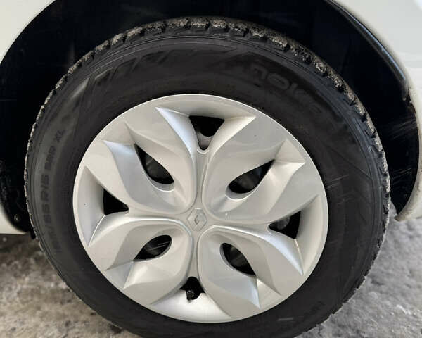 Білий Рено Зое, об'ємом двигуна 0 л та пробігом 54 тис. км за 10300 $, фото 46 на Automoto.ua