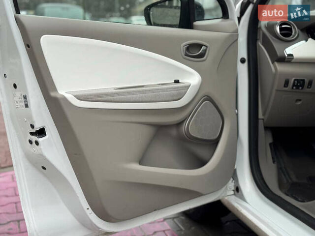Білий Рено Зое, об'ємом двигуна 0 л та пробігом 127 тис. км за 8500 $, фото 12 на Automoto.ua