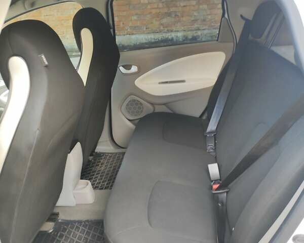 Белый Рено Зое, объемом двигателя 0 л и пробегом 81 тыс. км за 9300 $, фото 5 на Automoto.ua