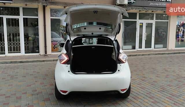 Белый Рено Зое, объемом двигателя 0 л и пробегом 107 тыс. км за 9600 $, фото 14 на Automoto.ua