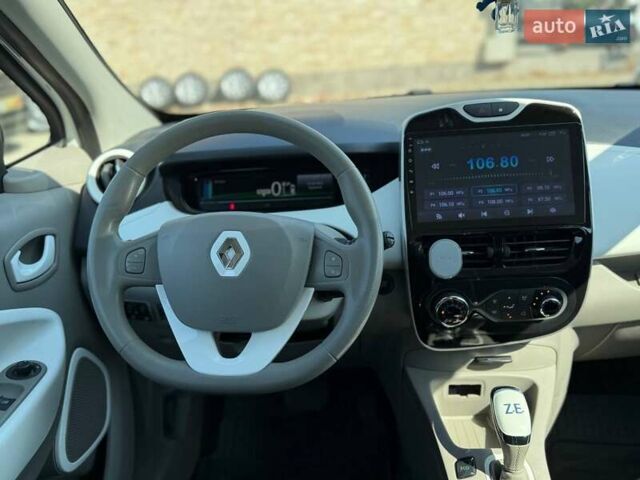 Белый Рено Зое, объемом двигателя 0 л и пробегом 93 тыс. км за 9799 $, фото 15 на Automoto.ua