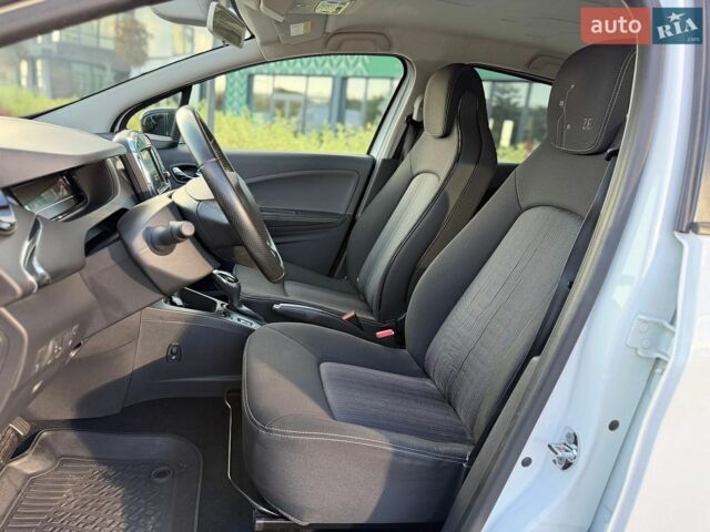 Белый Рено Зое, объемом двигателя 0 л и пробегом 75 тыс. км за 10700 $, фото 8 на Automoto.ua