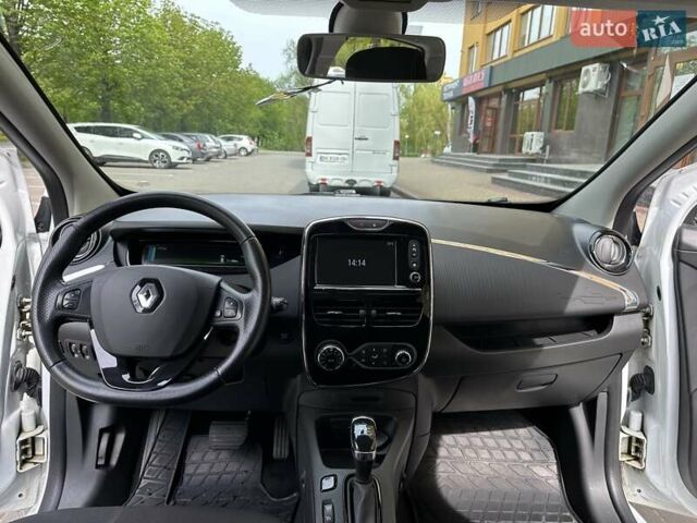 Белый Рено Зое, объемом двигателя 0 л и пробегом 92 тыс. км за 9990 $, фото 17 на Automoto.ua