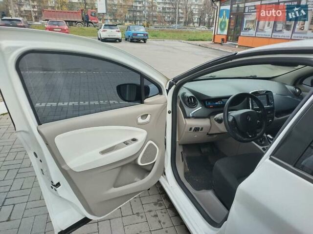 Белый Рено Зое, объемом двигателя 0 л и пробегом 204 тыс. км за 8400 $, фото 5 на Automoto.ua