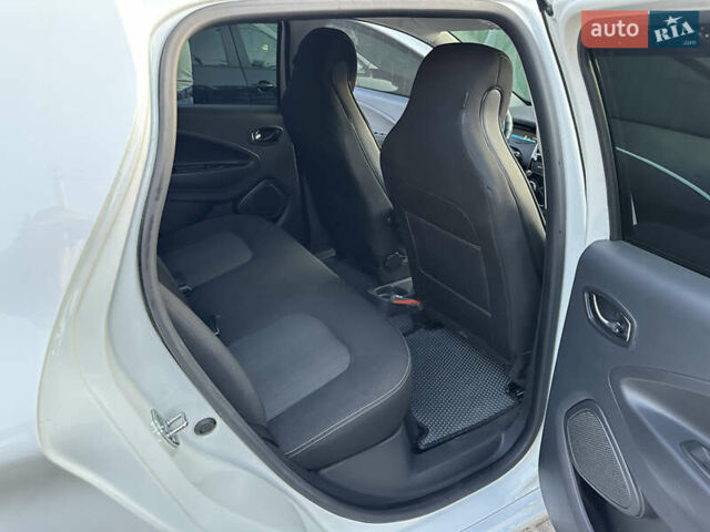 Белый Рено Зое, объемом двигателя 0 л и пробегом 64 тыс. км за 8800 $, фото 4 на Automoto.ua