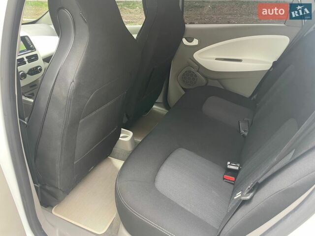 Білий Рено Зое, об'ємом двигуна 0 л та пробігом 76 тис. км за 9750 $, фото 23 на Automoto.ua