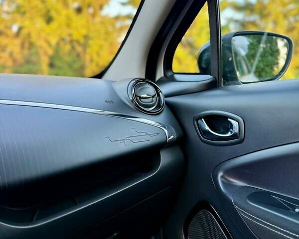 Белый Рено Зое, объемом двигателя 0 л и пробегом 122 тыс. км за 9300 $, фото 89 на Automoto.ua
