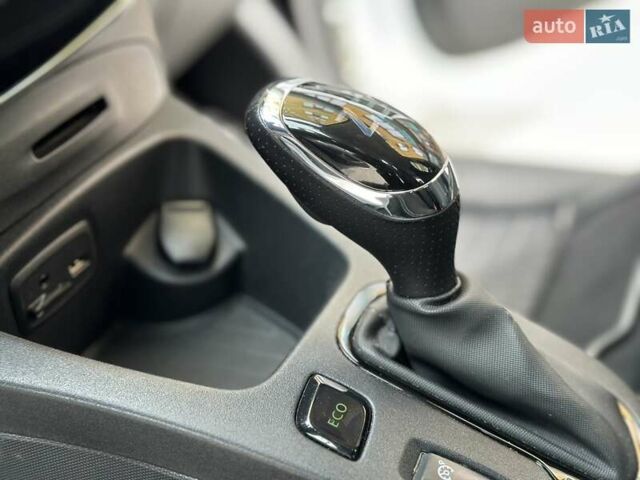 Белый Рено Зое, объемом двигателя 0 л и пробегом 92 тыс. км за 9990 $, фото 20 на Automoto.ua