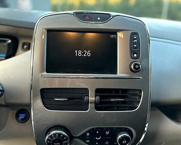 Белый Рено Зое, объемом двигателя 0 л и пробегом 127 тыс. км за 9800 $, фото 17 на Automoto.ua