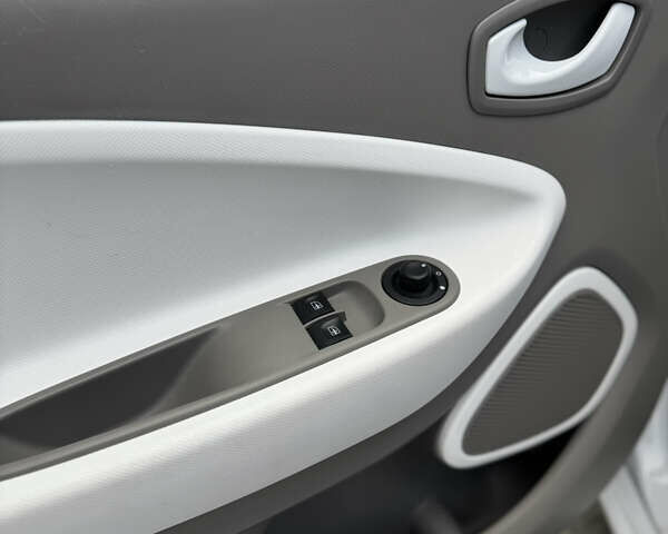 Білий Рено Зое, об'ємом двигуна 0 л та пробігом 54 тис. км за 10300 $, фото 26 на Automoto.ua