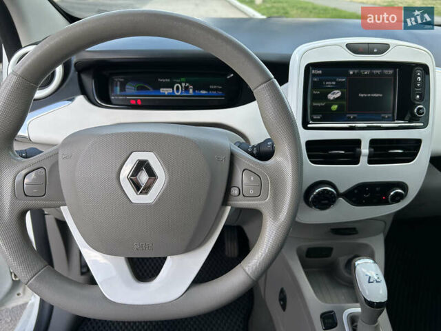 Белый Рено Зое, объемом двигателя 0 л и пробегом 95 тыс. км за 10000 $, фото 18 на Automoto.ua