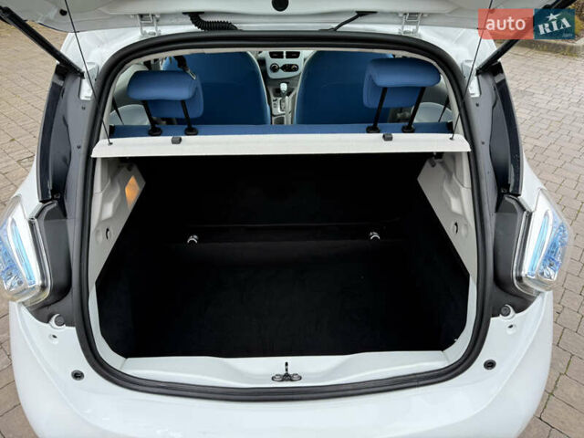 Белый Рено Зое, объемом двигателя 0 л и пробегом 106 тыс. км за 8100 $, фото 11 на Automoto.ua