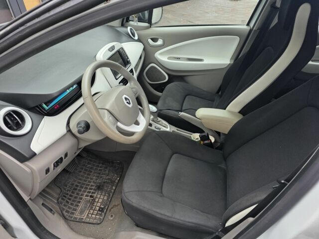 Белый Рено Зое, объемом двигателя 0 л и пробегом 152 тыс. км за 8400 $, фото 5 на Automoto.ua