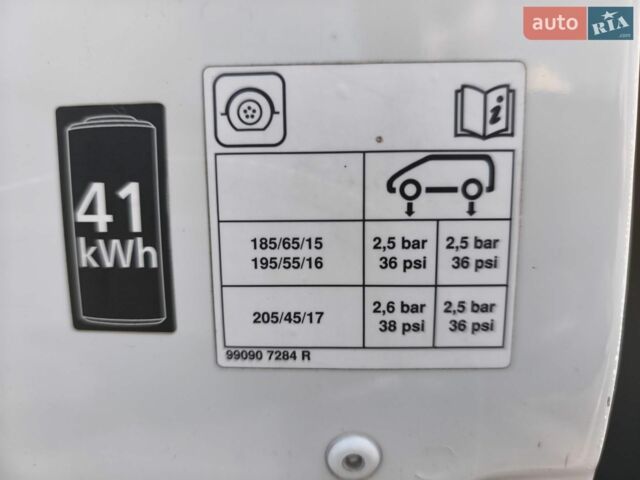 Белый Рено Зое, объемом двигателя 0 л и пробегом 205 тыс. км за 9500 $, фото 28 на Automoto.ua
