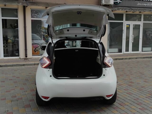 Белый Рено Зое, объемом двигателя 0 л и пробегом 107 тыс. км за 9900 $, фото 4 на Automoto.ua