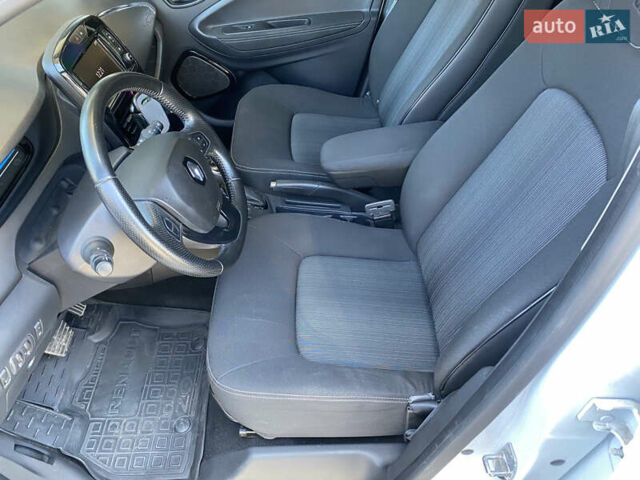 Белый Рено Зое, объемом двигателя 0 л и пробегом 103 тыс. км за 8900 $, фото 9 на Automoto.ua