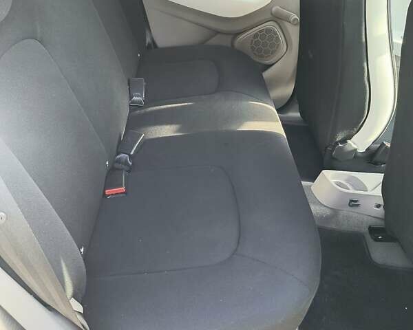 Белый Рено Зое, объемом двигателя 0 л и пробегом 63 тыс. км за 8500 $, фото 9 на Automoto.ua