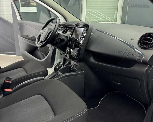 Белый Рено Зое, объемом двигателя 0 л и пробегом 115 тыс. км за 9950 $, фото 31 на Automoto.ua