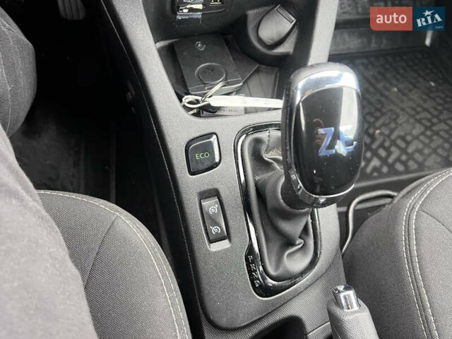 Белый Рено Зое, объемом двигателя 0 л и пробегом 129 тыс. км за 8750 $, фото 15 на Automoto.ua
