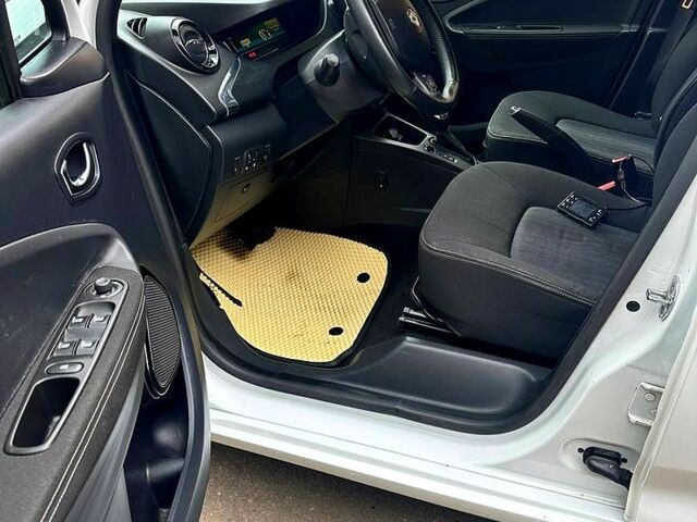 Белый Рено Зое, объемом двигателя 55 л и пробегом 93 тыс. км за 11000 $, фото 7 на Automoto.ua