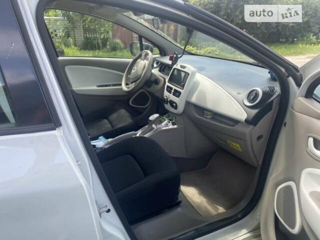 Белый Рено Зое, объемом двигателя 0 л и пробегом 135 тыс. км за 9100 $, фото 2 на Automoto.ua