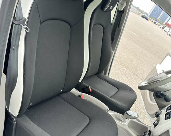 Белый Рено Зое, объемом двигателя 0 л и пробегом 74 тыс. км за 9550 $, фото 11 на Automoto.ua