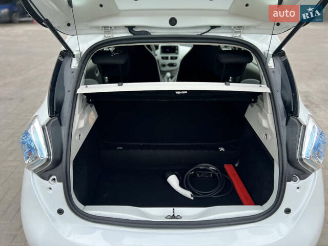 Белый Рено Зое, объемом двигателя 0 л и пробегом 65 тыс. км за 8900 $, фото 27 на Automoto.ua