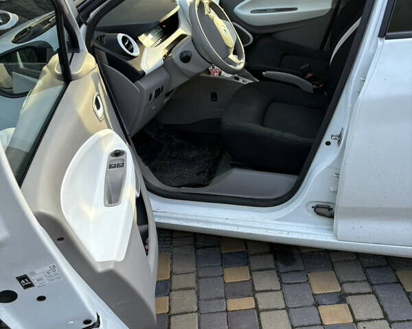 Белый Рено Зое, объемом двигателя 0 л и пробегом 102 тыс. км за 8800 $, фото 3 на Automoto.ua