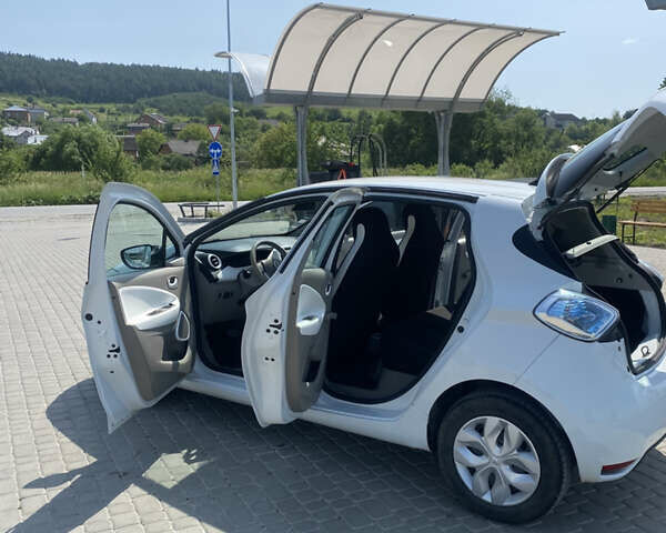 Белый Рено Зое, объемом двигателя 0 л и пробегом 159 тыс. км за 7850 $, фото 11 на Automoto.ua