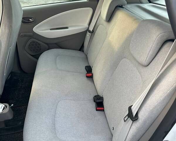 Белый Рено Зое, объемом двигателя 0 л и пробегом 75 тыс. км за 9250 $, фото 26 на Automoto.ua