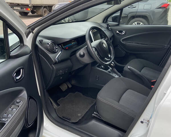 Белый Рено Зое, объемом двигателя 0 л и пробегом 71 тыс. км за 9500 $, фото 7 на Automoto.ua