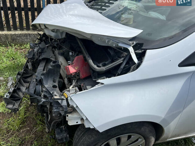 Белый Рено Зое, объемом двигателя 0 л и пробегом 208 тыс. км за 4199 $, фото 2 на Automoto.ua