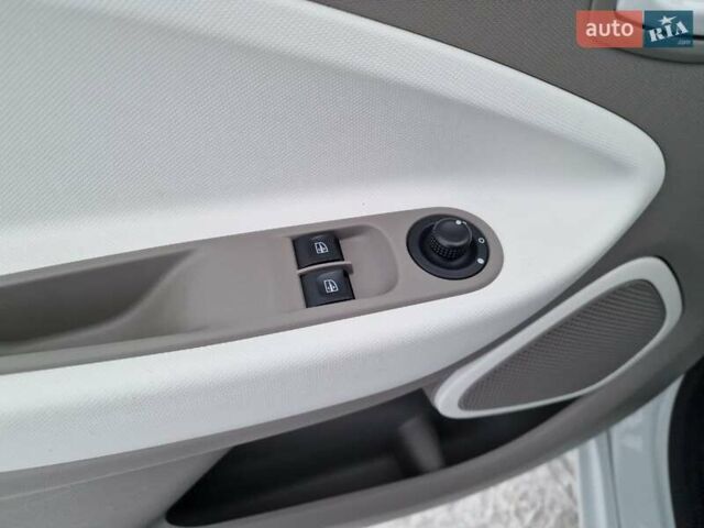 Білий Рено Зое, об'ємом двигуна 0 л та пробігом 33 тис. км за 9900 $, фото 19 на Automoto.ua